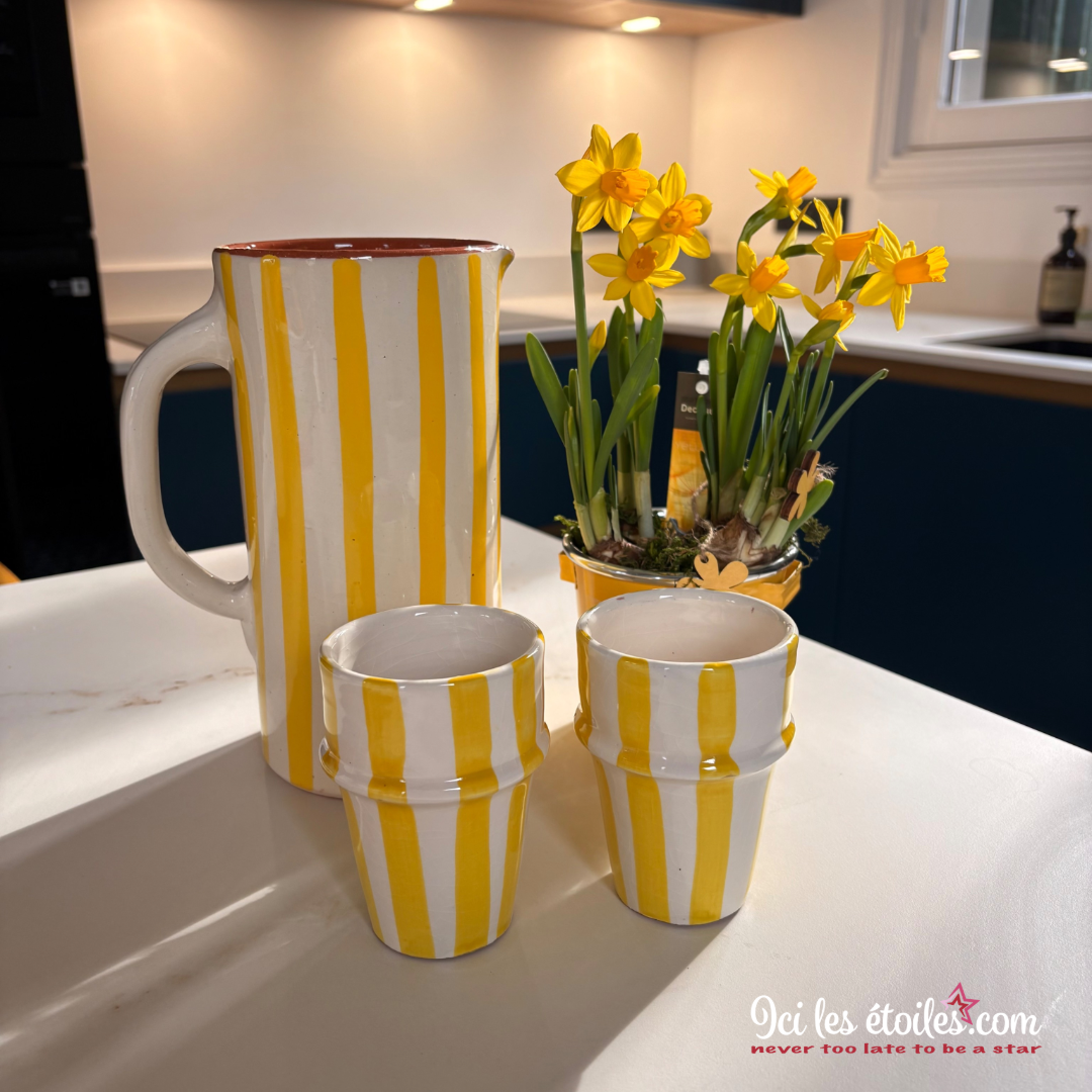 Vase/ pichet à rayures jaunes