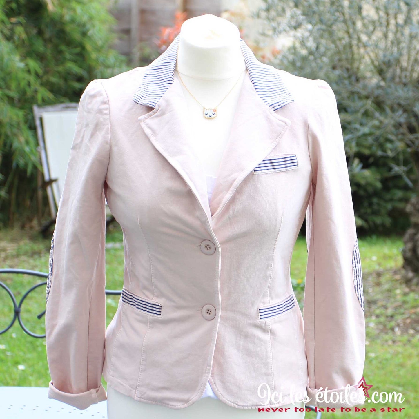 Veste rose pâle coudières rayures bleues marine
